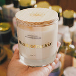 Load image into Gallery viewer, Manifestación - Vela grande (225 grs). Sándalo, Ámbar &amp; Almizcle + Selenita
