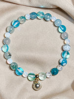 Load image into Gallery viewer, Pulsera de Cuarzo azulado y piedra luna con dije de perla tahitiana
